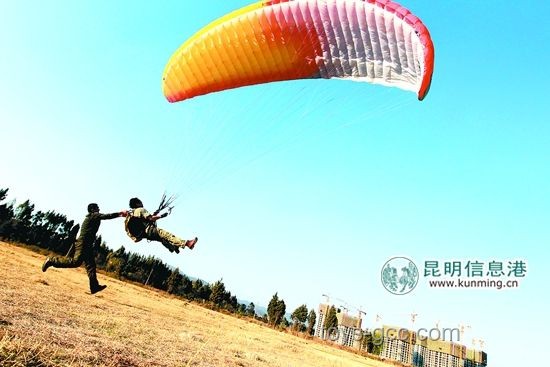 如何防止女孩乘滑翔伞时自行解开安全绳的意外发生