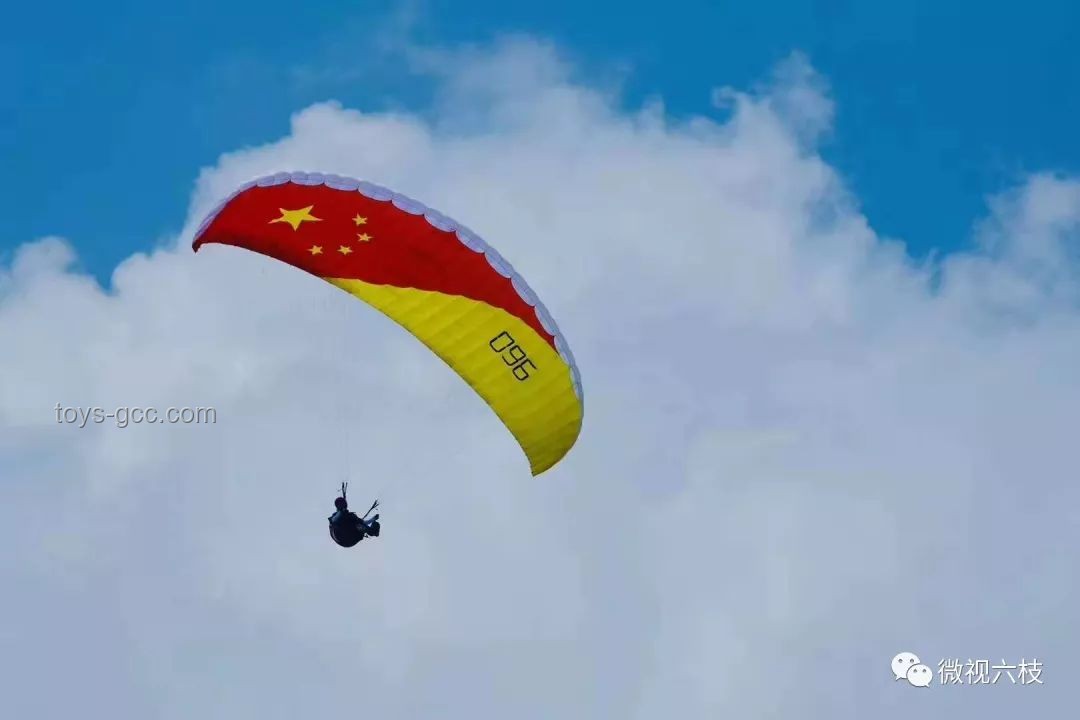如何防止女孩乘滑翔伞时自行解开安全绳的意外发生